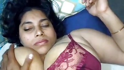 Busty लड़की में मुझे सेक्सी पिक्चर चाहिए मोज़ा