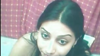 Jaye गुलाब सहलाया अंग्रेजों की सेक्सी पिक्चर बीपी उसके किट्टी पर एक बड़े लाल सोफे