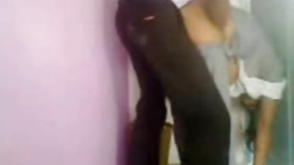 एक आदमी अपने कमरे में हिंदी नई सेक्सी पिक्चर एक वेश्या बुलाया