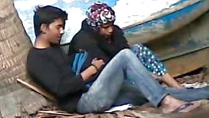 एक बेंच जानवर वाली सेक्सी पिक्चर पर एक पार्क में एक लड़की