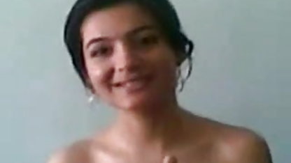 बड़ी बहन ने उसे थोड़ा बीपी एक्स एक्स उल्लू दिया ।
